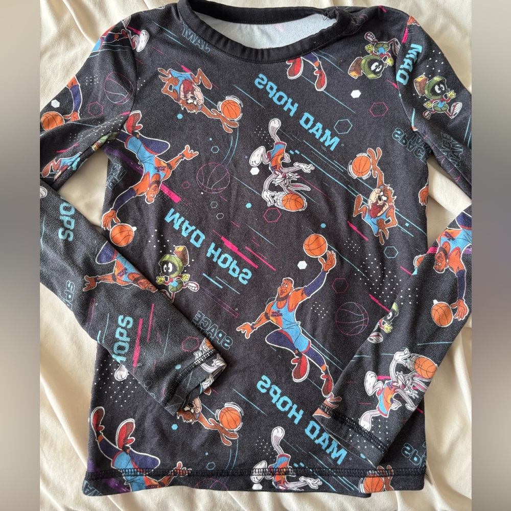 ✨2 for $5✨ Space Jam top for boys size small